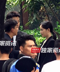 独家:李小璐街头拍新戏 西装展职业女性风采