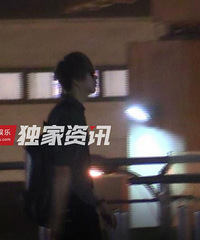 独家:苏见信机场快闪 低头不语疾步快走
