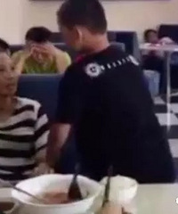"小男孩当众死掐妈妈脖子,只因被教育了几句"