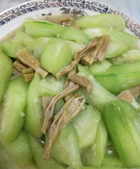 "这都是平时家里烧的家常菜,笋干丝瓜、红烧"