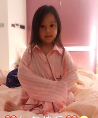 贾乃亮七夕晒甜馨睡衣萌照 长发披肩神似李小璐