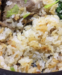 今天第一次学做煲仔饭 居然很成功嘞