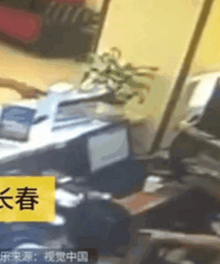 急坏了!七夕前酒店爆满,男子开不了房怒砸电脑大闹前台