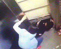 惨剧!一家三口乘电梯卡26楼,孩子被救出