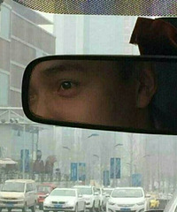 哇!杭州公交179路司机中有个长的酷似像张国荣尤其眼神像极了