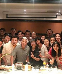 张翰毕业十周年与中戏师生聚会 戴眼镜学术气息十足