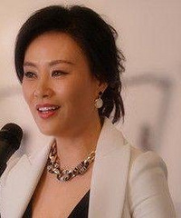 "嫁大11岁导演做9次试管婴儿 现老公这样对待她"