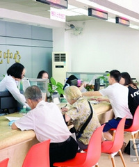 "白发老人七夕重领结婚证"