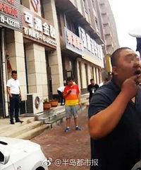 交警执法贴罚单 遭男子“贴脸杀”