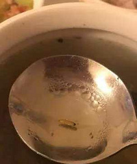 "月子中心食物里现蛆虫 致多名新生儿患病入"