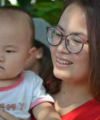 女生抱着9个月大的儿子来大学报