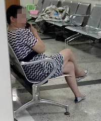 "杭州上铺摔下的浙大女生睁眼了 但仍未脱离危险"