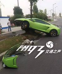 金华小伙开兰博基尼尾随姑娘,结果冲上绿化带!姑娘:跟我飙车
