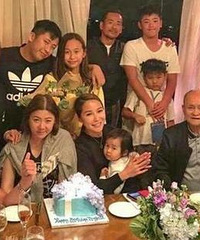 娱乐大亨洗米华陪女儿庆生 太太发声似暗讽小三