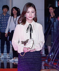 王思聪前女友雪梨遮孕肚走红毯 气质胜似大明星