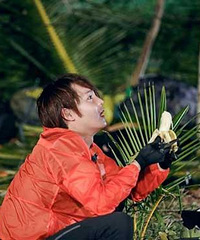《我们的征途》尹正伐木做树皮裙 贴心关心队友