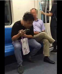 "上海地铁一男子随地吐痰 无视劝阻回怼:你"
