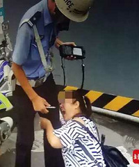 "妻子因丈夫被查撕咬交警大腿 交警已注射狂犬疫苗"