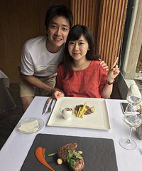 福原爱晒结婚一周年照片,她的表情真的太尴尬了