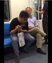 "上海地铁一男子随地吐痰,怼劝阻者:你有几套房…"