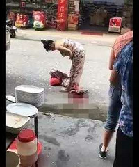 "孕妇上街买菜突然分娩 完成后抱娃拎菜淡定回家"
