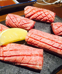 "被一块肥美的牛肉所诱惑"
