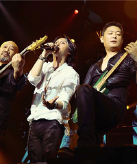 黑豹乐队30周年演唱会 粉丝全场起立合唱致经典