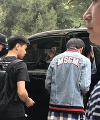 王俊凯低调报到 盘点各路明星入学照