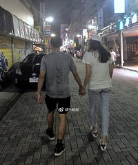林丹谢杏芳恩爱依旧,外出吃饭显甜蜜
