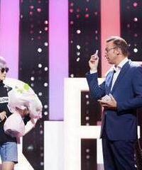 粉丝边哭边合唱!李宇春奶奶灰的帅气我服!