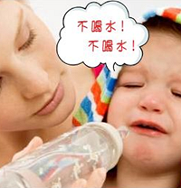 "如何解决宝宝不爱喝水"