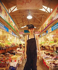 "王珞丹逛菜市场忙采购?水果奶酪看啥都是心头好"