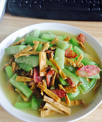 一个人做饭也要很用心:继续吃素,请无视我的香肠。