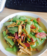 一个人做饭也要很用心:继续吃素,请无视我的香肠。