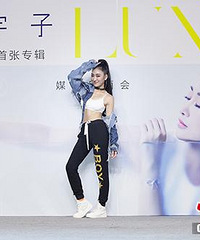 "秦宇子个人首张专辑发布 自曝为拍MV跑步20小时"