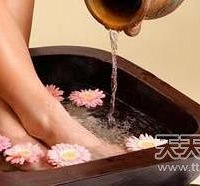 "男子热水泡脚十多分钟后双脚肿胀 最后竟被截肢"