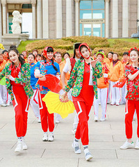 《我们来了2》呈现地道“东北味” 蒋欣穿花袄扭秧歌