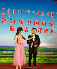 文章获导演处女作将 泪洒舞台:一辈子只能拿一次