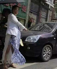 "男子开车按喇叭,把过路孕妇吓一跳,女子疯"