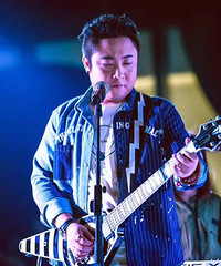 乔杉首次街头live秀 变身主唱不忘初心