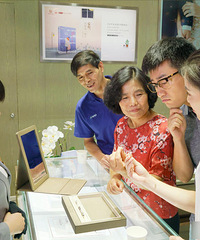 吴敏霞与老公挑选钻戒 眼神甜蜜网友祝福(图)