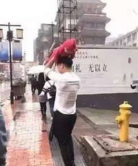 "每一次下雨,就会多个小孩怀疑人生:我是不是你最疼爱的人"
