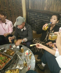 刘涛喝酒对瓶吹,老公王珂在旁默默喝凉茶
