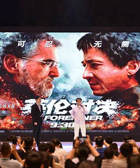 《英伦对决》成龙亮相见面会 欧阳靖首秀致敬偶像