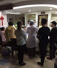 "杭州怀孕二胎妈妈觉得肚子疼去上厕所,没想"