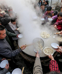 农村的婚礼喜宴,大家只吃饭不喝酒,3大锅饺子管800人吃个够