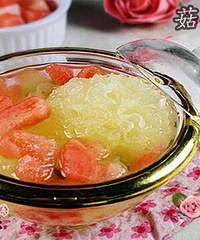 "冰糖银耳西瓜,菇品世家带来美味!"