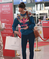 高清:惠若琪拎包现身机场 运动装难遮大长腿