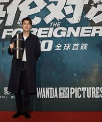 成龙曾两度想放弃演戏 新片首映吴京拄拐助阵(图)