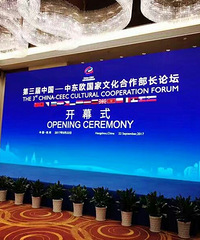中东欧国外友人看中国小演员的表演,并且和她们合影.